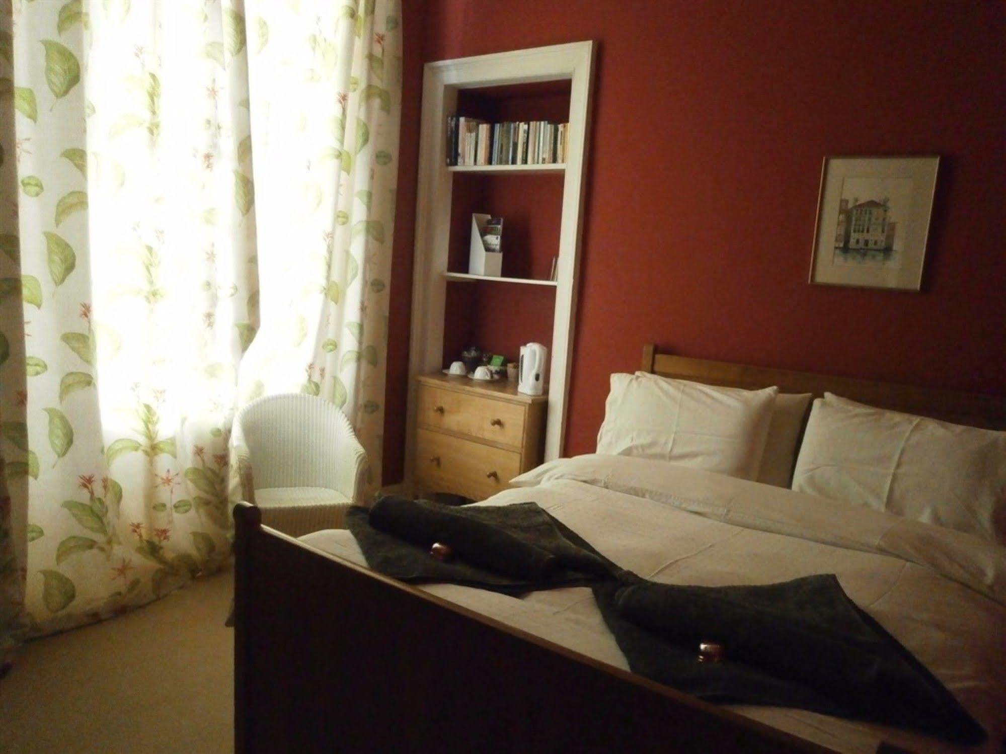 Winter Cherry Bed & Breakfast เอดินบะระ ภายนอก รูปภาพ